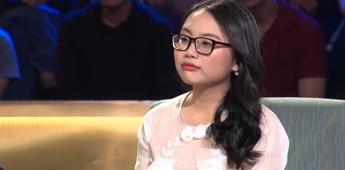 Phương Mỹ Chi bị soi trang phục trong lễ 49 ngày của cố ca sĩ Phi Nhung, có liên quan đến Hồ Văn Cường