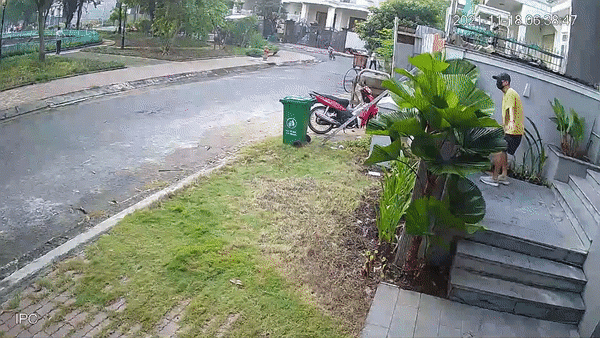 Giả vờ đang tập thể dục, người đàn ông bất ngờ 'phóng uế' ngay trước cửa nhà dân rồi thản nhiên bỏ đi Ảnh 1