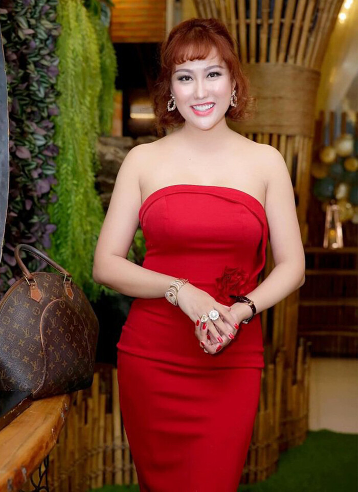 Dù đã 2 đời chồng và có con, Phi Thanh Vân vẫn được trai trẻ sinh năm 2000 tán tỉnh mỗi ngày