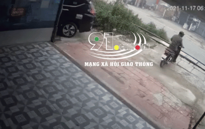 Người đàn ông đi xe máy bị tàu hỏa nghiền nát, clip ghi lại sự việc gây ám ảnh Ảnh 1