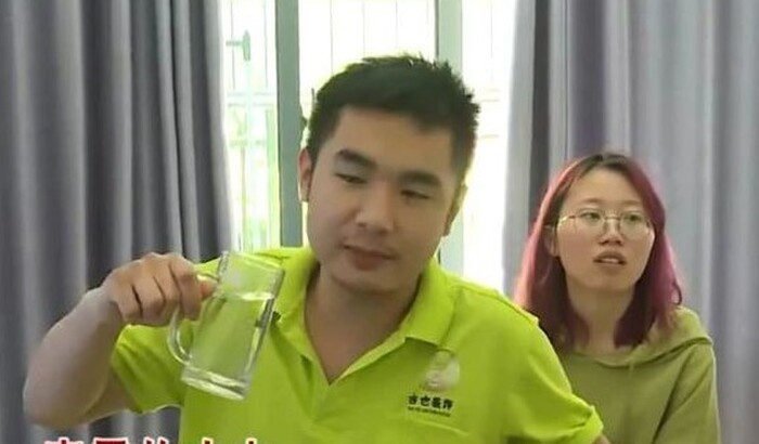 Nhất quyết không ly hôn dù bị chồng bạo hành suốt 3 năm, vợ mếu máo khóc: 'Vì chồng tôi quá đẹp trai' Ảnh 1
