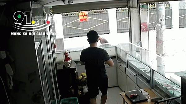 Clip: Nam thanh niên vờ hỏi mua điện thoại rồi cầm chạy mất, chủ cửa hàng 'phi' qua tủ kính đuổi theo