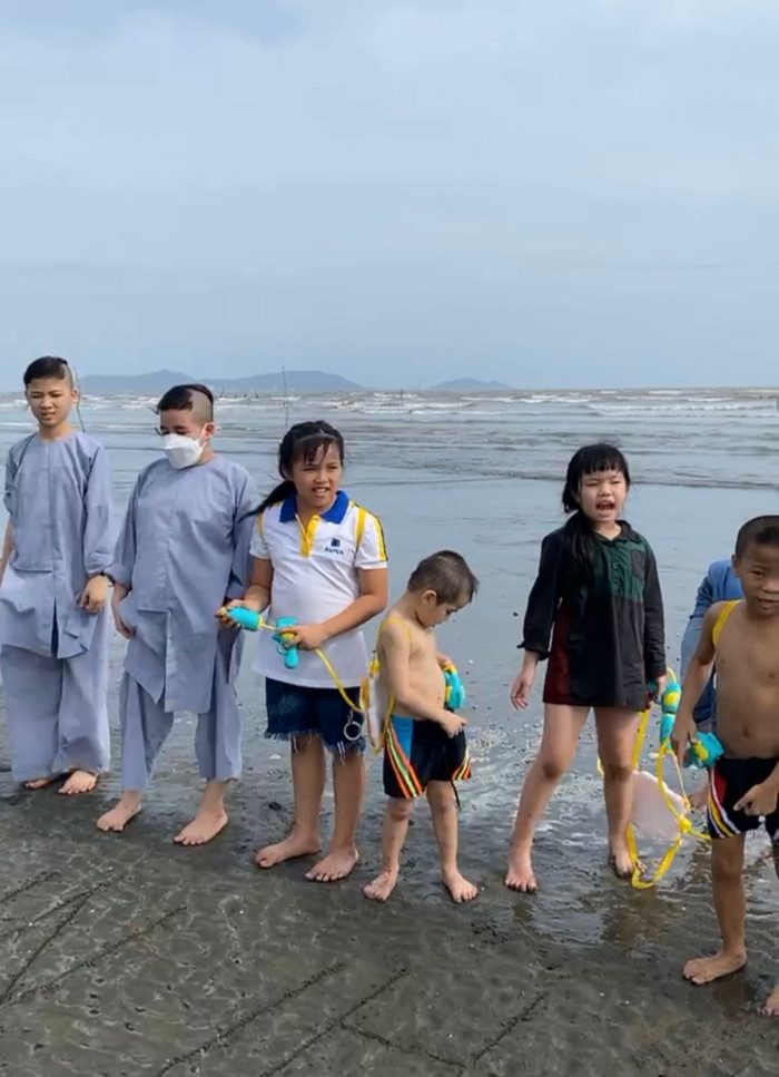 Cảm động hình ảnh con nuôi Phi Nhung viết tên mẹ trên cát biển