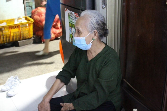 Chuyện đời chuyện nghề của cụ bà bán chuối xào bị trượt té: Thương lắm bóng dáng ông bà mình!