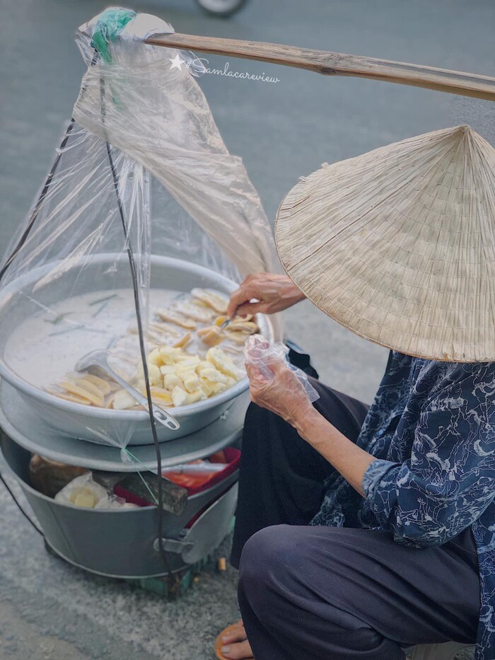 Chuyện đời chuyện nghề của cụ bà bán chuối xào bị trượt té: Thương lắm bóng dáng ông bà mình!