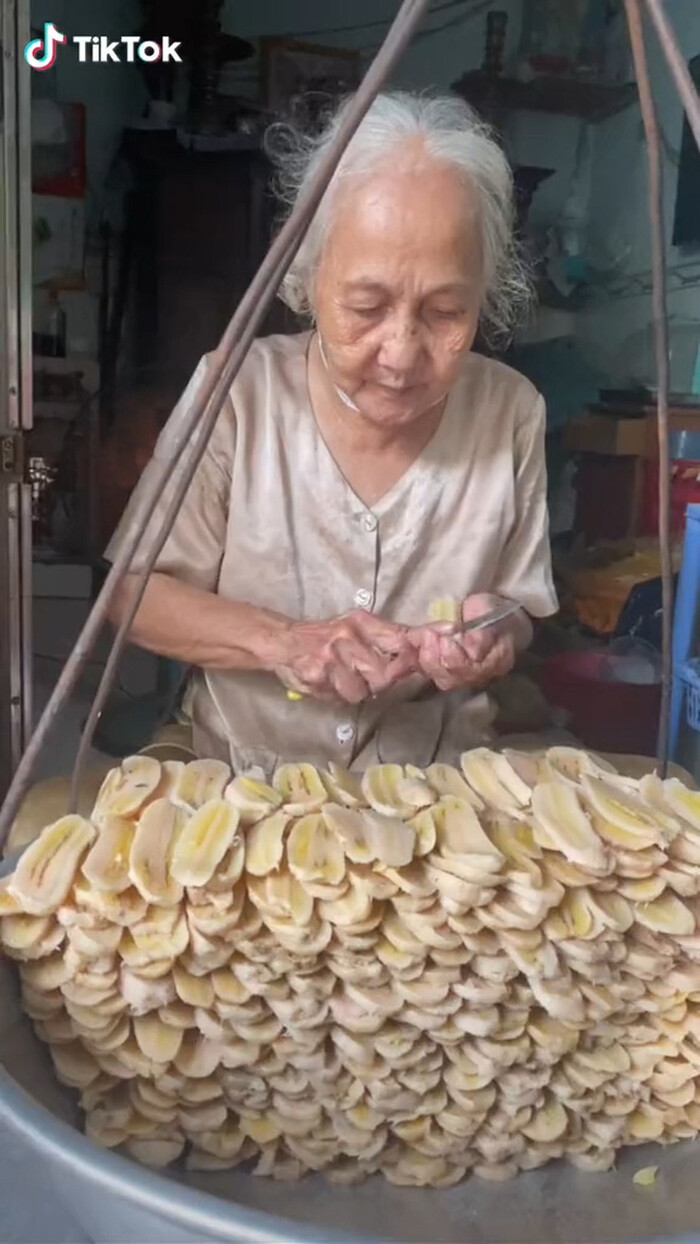 Chuyện đời chuyện nghề của cụ bà bán chuối xào bị trượt té: Thương lắm bóng dáng ông bà mình!