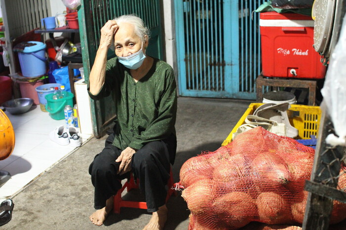 Chuyện đời chuyện nghề của cụ bà bán chuối xào bị trượt té: Thương lắm bóng dáng ông bà mình!