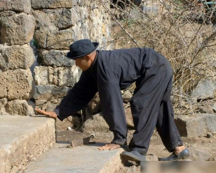 'Ngôi làng bò' kỳ lạ, không ai biết đi đứng, chỉ có thể bò bằng 4 chi