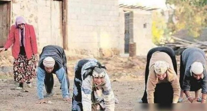 'Ngôi làng bò' kỳ lạ, không ai biết đi đứng, chỉ có thể bò bằng 4 chi