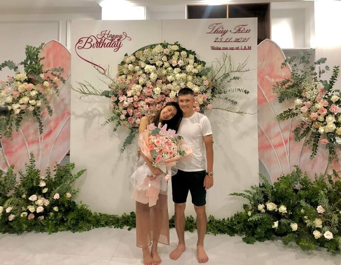 Thủy Tiên bất ngờ bị 'đánh úp' trong ngày đặc biệt, người đứng đằng sau là ông xã Công Vinh Ảnh 4