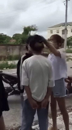 Xôn xao clip 2 nữ sinh bị nhóm đàn chị thẳng tay tát 'cháy má', bắt quỳ gối xin lỗi