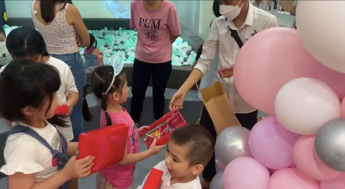 Trang Khàn tặng 'món quà' đặc biệt cho các con nuôi cố ca sĩ Phi Nhung