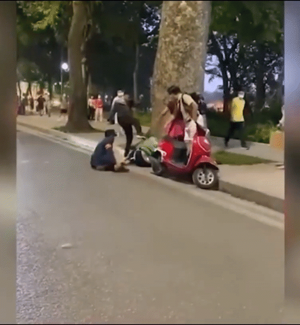 Clip: Hai người đàn ông chửi bới, đá túi bụi nam thanh niên ngay trên đường phố Hà Nội Ảnh 1