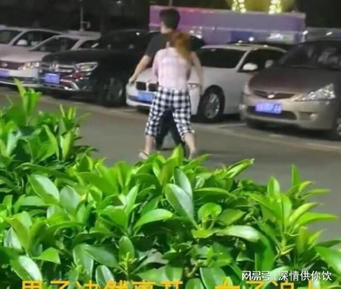 Cô gái quỳ xuống khóc xin bạn trai đừng chia tay trước ngày cưới, nguyên nhân bất ngờ từ phía nhà gái