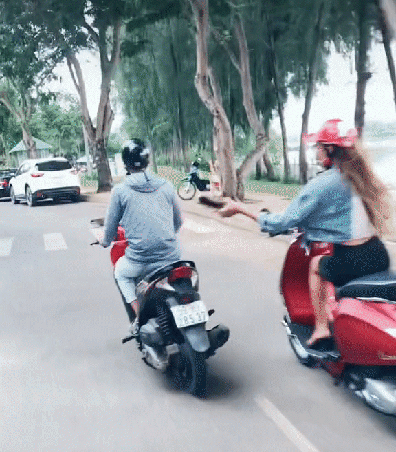 Clip: Đang lái xe trên đường, nam thanh niên bất ngờ bị nữ quái xế cầm guốc phang thẳng vào đầu Ảnh 2