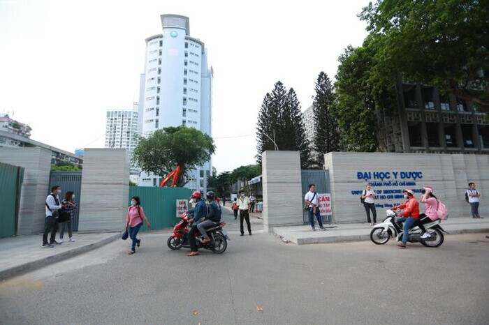Nhiều đại học cho sinh viên trở lại trường học trực tiếp