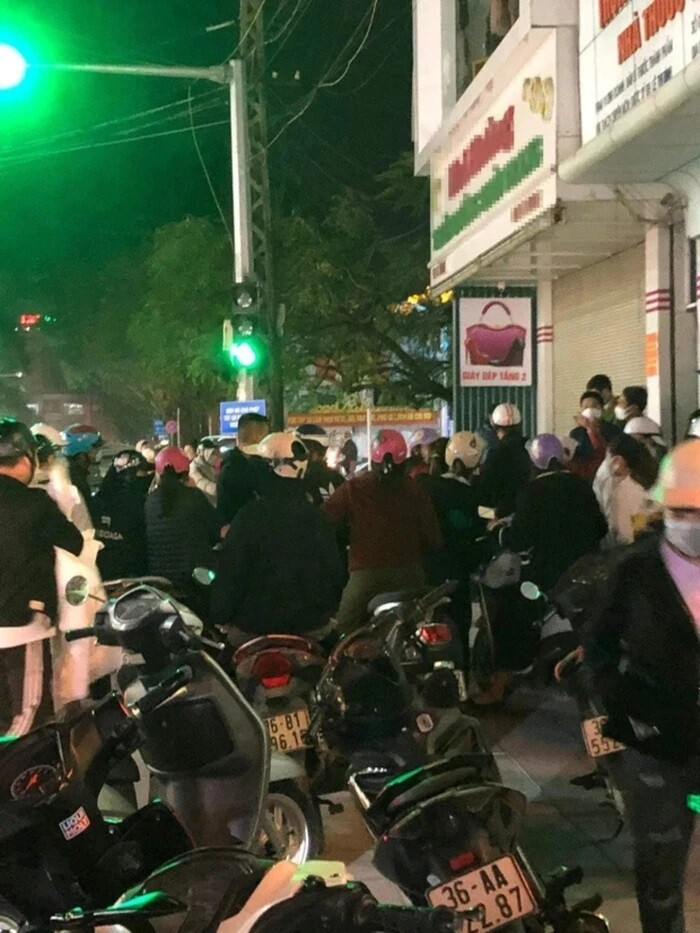 Vụ nữ sinh trộm váy bị chủ shop quần áo cắt tóc, đánh đập dã man: Phía nhà trường lên tiếng? Ảnh 2