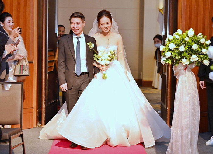 Bà xã NSND Công Lý bất ngờ đăng đàn nhắn nhủ ai đó: 'Bớt ảo tưởng vị trí của mình trong lòng người khác'