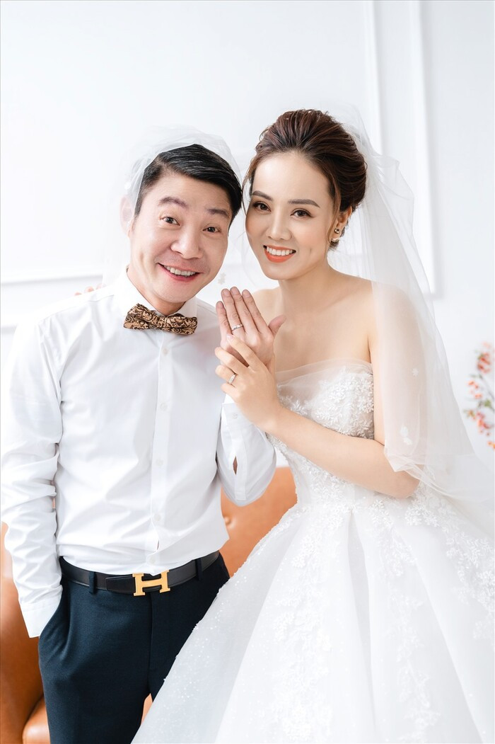 Bà xã NSND Công Lý bất ngờ đăng đàn nhắn nhủ ai đó: 'Bớt ảo tưởng vị trí của mình trong lòng người khác'