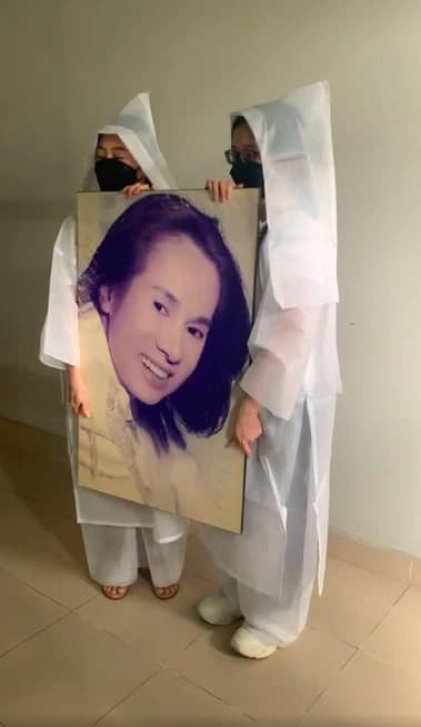 Tang lễ ca sĩ Ngô Quốc Linh: Quặn lòng hình ảnh con trai ôm tro cốt cha
