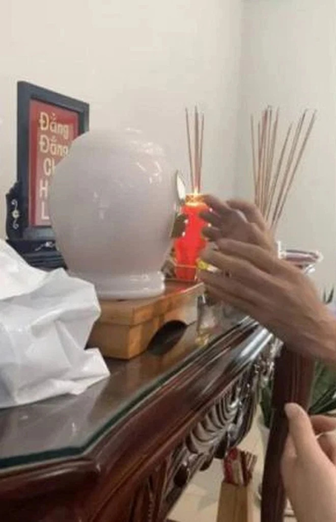 Tang lễ ca sĩ Ngô Quốc Linh: Quặn lòng hình ảnh con trai ôm tro cốt cha