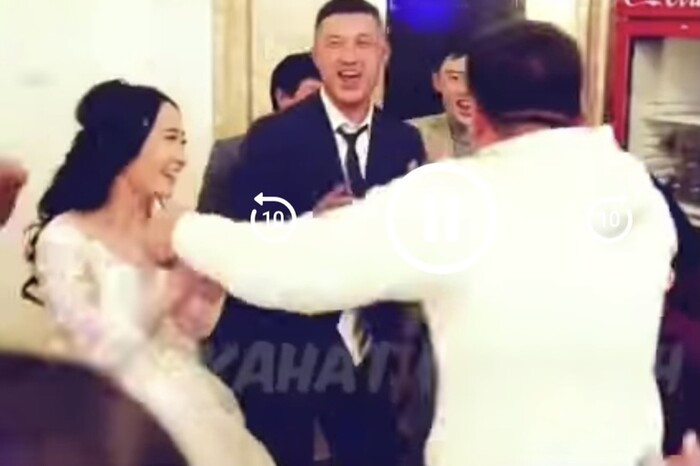 Clip: Chú rể ôm eo tình tứ với người yêu cũ, cô dâu liền trả đũa ôm hôn nam MC ở đám cưới gây bão TikTok Ảnh 3