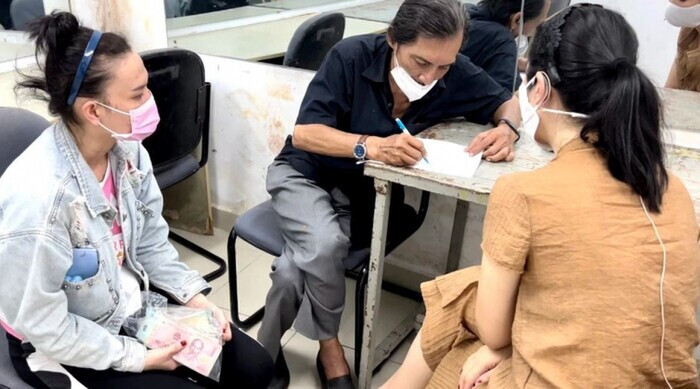 Con trai Thương Tín muốn thay bố giữ tiền NSƯT Trịnh Kim Chi trao lại