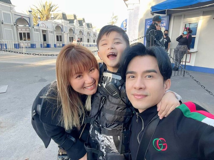 Dù đã ly hôn nhưng Đan Trường cùng vợ cũ vẫn có bộ ảnh Giáng sinh hết sức ấm áp