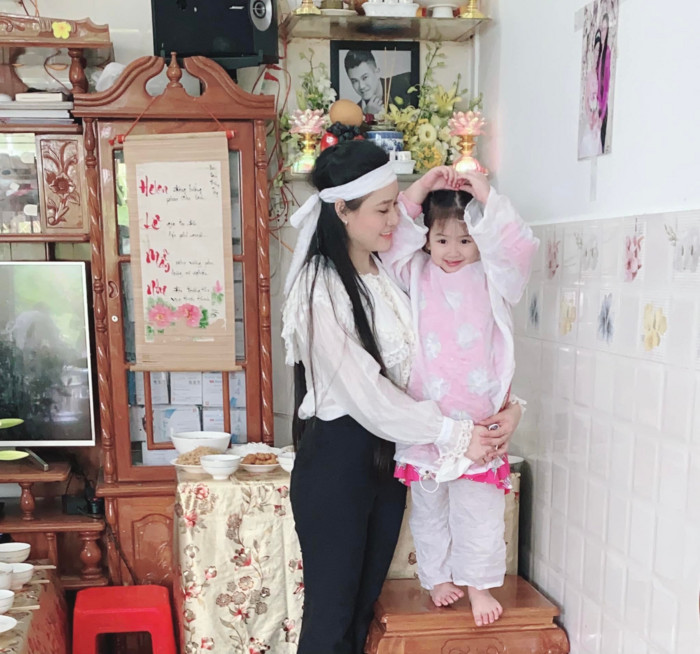 Vợ 2 cố ca sĩ Vân Quang Long nghẹn ngào: 'Anh hứa bù đắp cho Helen nhưng chưa kịp làm đã mãi rời xa con' Ảnh 1