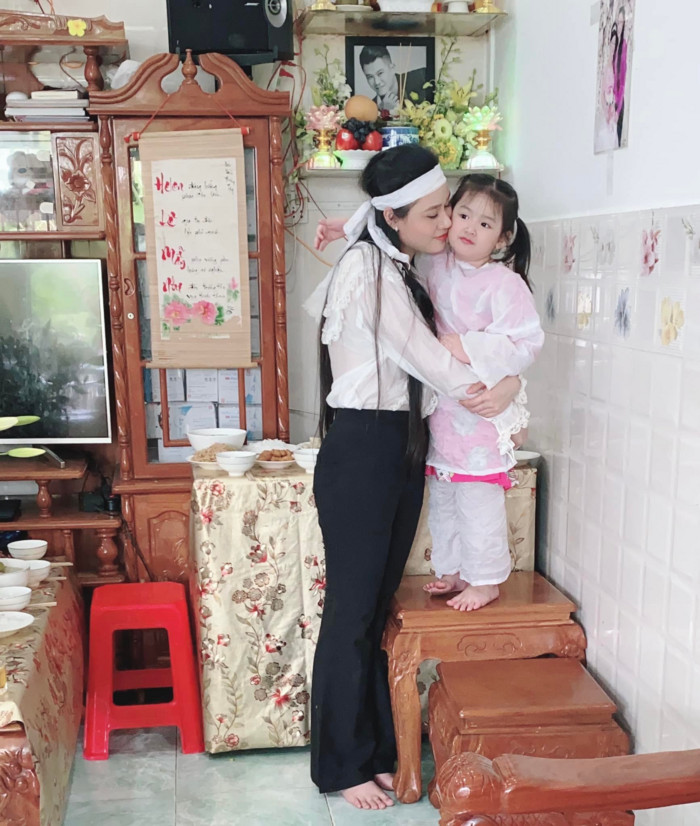 Vợ 2 cố ca sĩ Vân Quang Long nghẹn ngào: 'Anh hứa bù đắp cho Helen nhưng chưa kịp làm đã mãi rời xa con' Ảnh 2