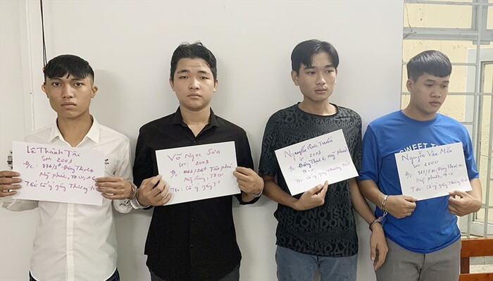 Bị nghi 'nhìn đểu', thiếu nữ 20 tuổi bị nhóm 6 thanh niên đánh tại quán ốc