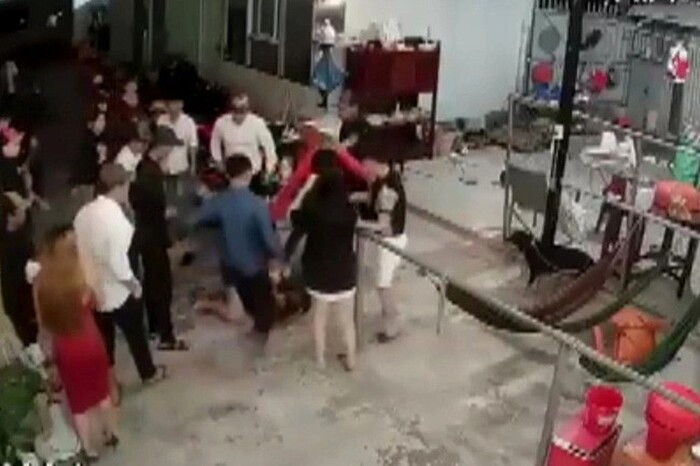 Bị nghi 'nhìn đểu', thiếu nữ 20 tuổi bị nhóm 6 thanh niên đánh tại quán ốc