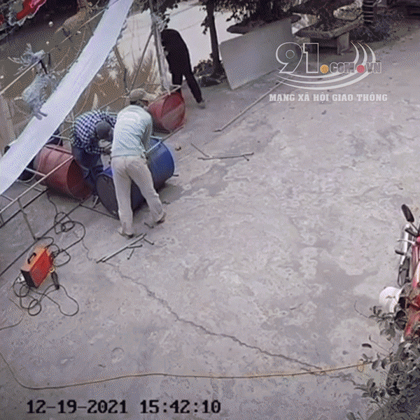 Clip: Thùng phuy đựng dầu bất ngờ phát nổ khi hàn xì, người đàn ông đứng gần bốc cháy như ngọn đuốc Ảnh 1