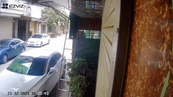 Clip: Người đàn ông toàn thân bỗng cứng đờ khi sửa điện, diễn biến sau đó khiến tất cả 'đứng tim'