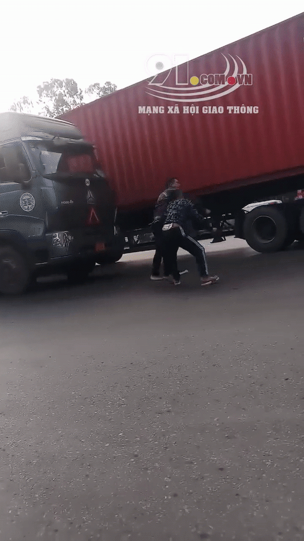 Clip: 2 tài xế dừng xe, lao vào 'quyết chiến' kịch liệt ngay giữa đường gây ùn tắc cả đoạn dài