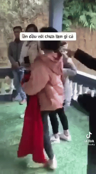 Clip: Vợ bắt tại trận chồng cùng cô hàng xóm trong nhà nghỉ, nghe lời phân bua mà tất cả đều ngán ngẩm Ảnh 1
