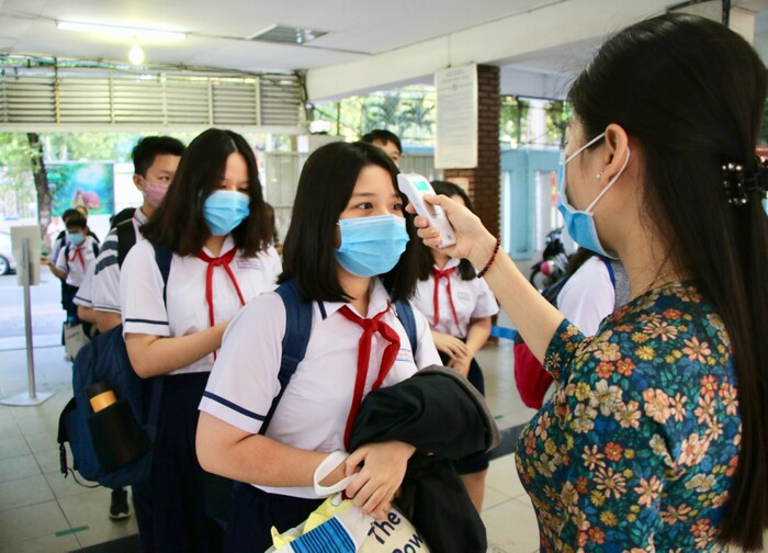 TP.HCM cho phép học sinh lớp 7, 8, 10, 11 trở lại trường từ ngày 4/1/2022 Ảnh 1