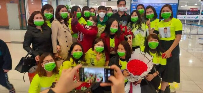 Hồ Văn Cường được fan vây kín xin chụp ảnh, vẫn dành sự yêu thương tin tưởng tuyệt đối cho nam ca sĩ