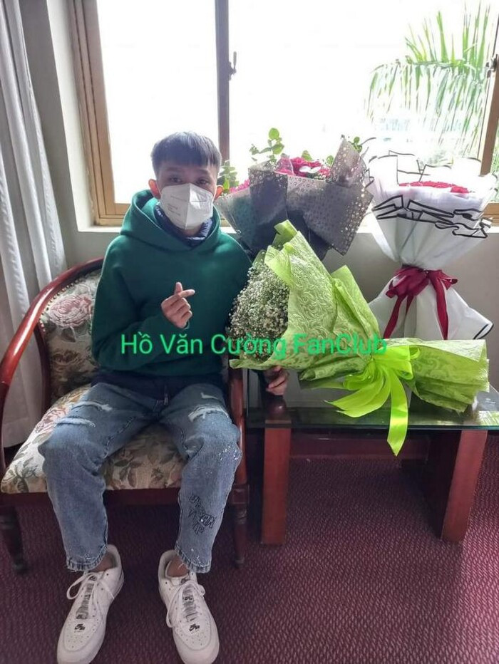 Hồ Văn Cường được fan vây kín xin chụp ảnh, vẫn dành sự yêu thương tin tưởng tuyệt đối cho nam ca sĩ