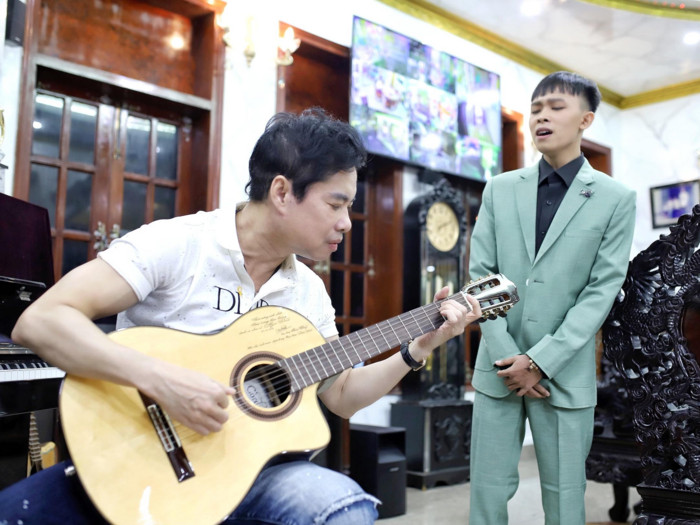 Hồ Văn Cường được fan vây kín xin chụp ảnh, vẫn dành sự yêu thương tin tưởng tuyệt đối cho nam ca sĩ