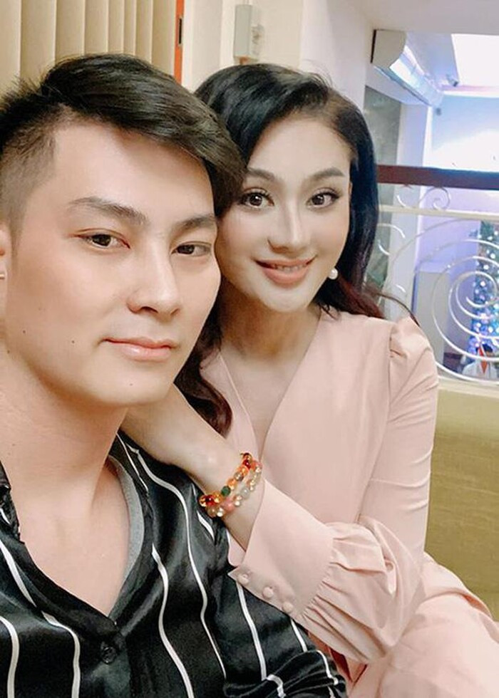 Lâm Khánh Chi 'đau lòng' khi chồng cũ đăng ảnh tình cảm bên tình mới?