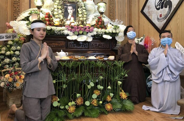 Xuất hiện hình ảnh được cho là mẹ Hồ Văn Cường tới lễ cúng 100 ngày Phi Nhung?