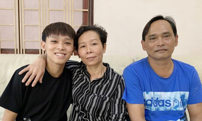 Xuất hiện hình ảnh được cho là mẹ Hồ Văn Cường tới lễ cúng 100 ngày Phi Nhung?