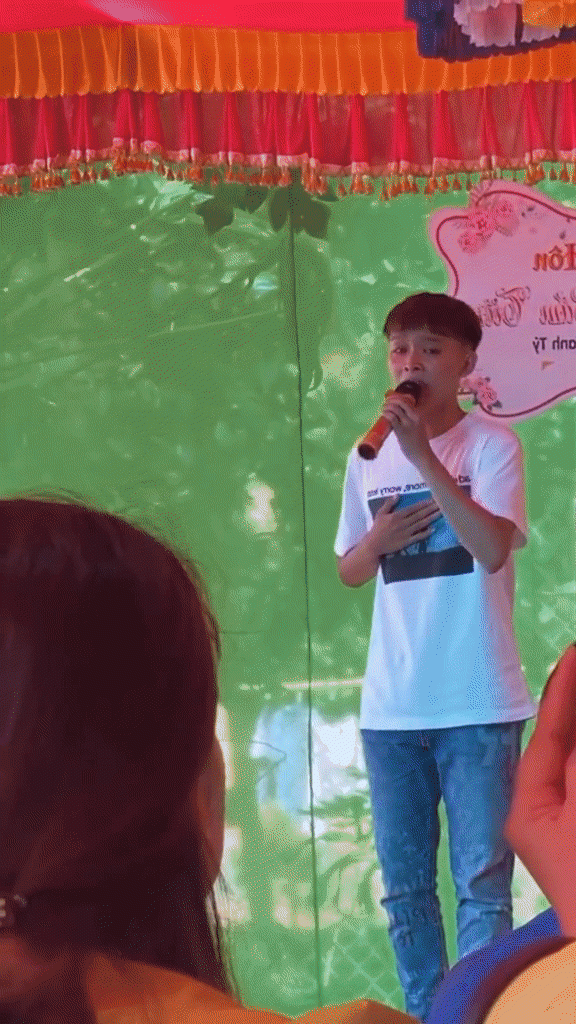 Hậu tái xuất với danh ca Ngọc Sơn, rộ clip Hồ Văn Cường hát đám cưới 'cây nhà lá vườn' ở quê?