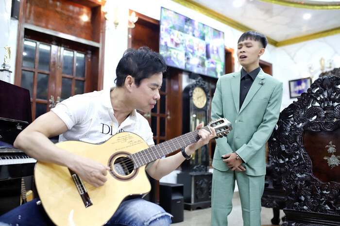 Hậu tái xuất với danh ca Ngọc Sơn, rộ clip Hồ Văn Cường hát đám cưới 'cây nhà lá vườn' ở quê?