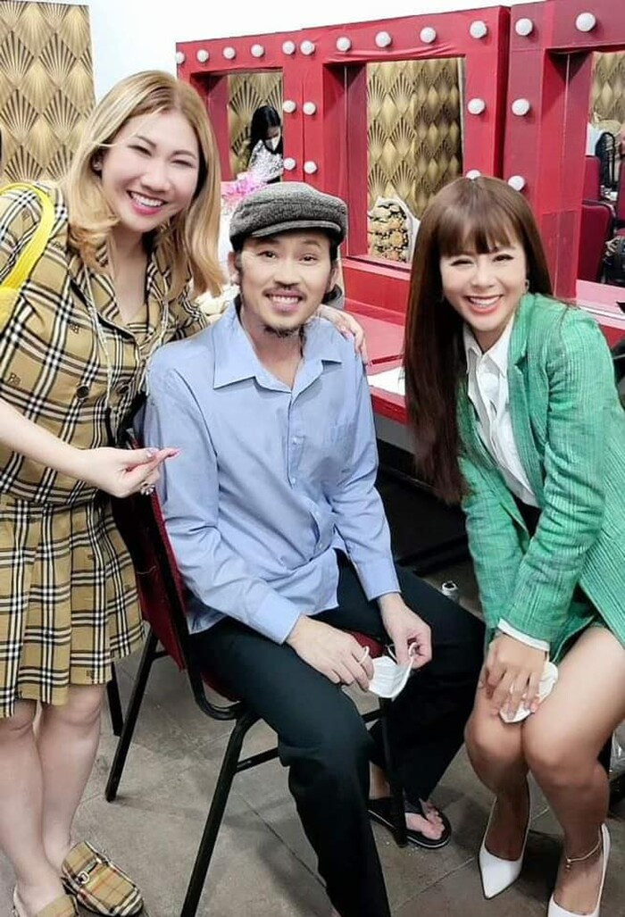 Nam Thư đáp trả khi bị nói 'nịnh' NS Hoài Linh, nói rõ về clip 'lên tặng hoa đi' gây xôn xao trước đó