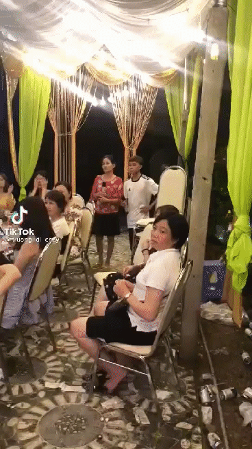Xôn xao clip Hồ Văn Cường hát tại đám tiệc ở quê, giọng hát thế nào mà lại gây tranh cãi thế này?