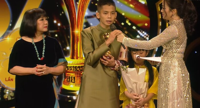 Con nuôi Phi Nhung đi nhận giải Mai Vàng, xin khán giả cùng làm một điều cho mẹ khiến ai cũng xúc động