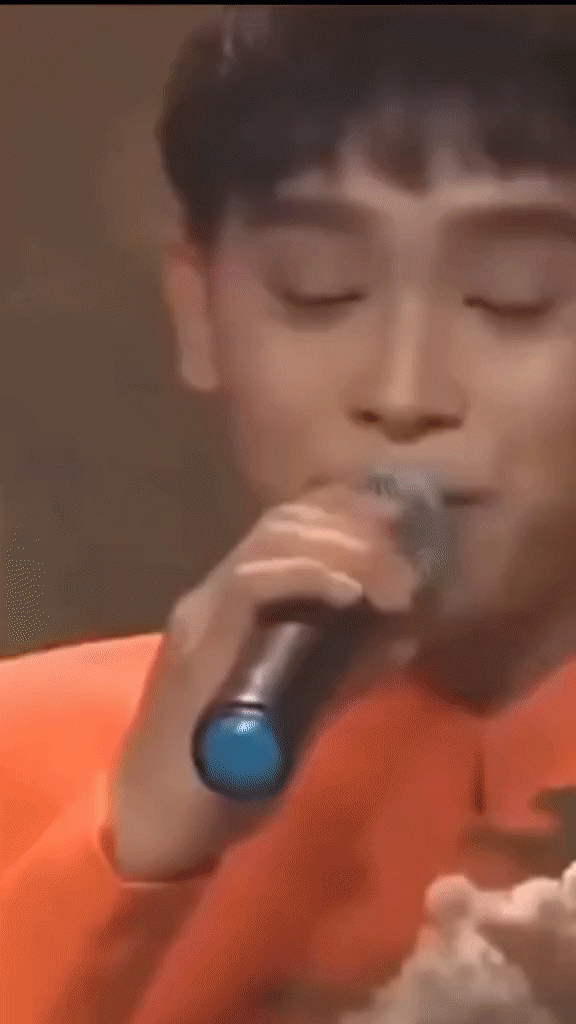 Giữa ồn ào rút khỏi show diễn, xuất hiện clip sân khấu trình diễn nhạc Tết của Hồ Văn Cường