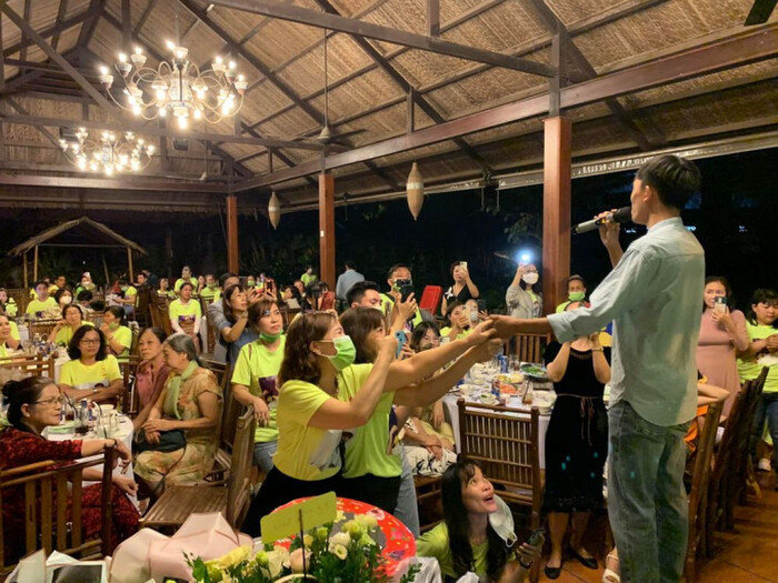 Hồ Văn Cường tại tiệc họp mặt fan cuối năm: Giọng hát lẫn ngoại hình đều gây tranh cãi Ảnh 3